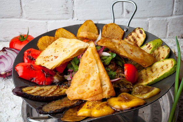 Photo gratuite par dessus le sac kebab avec tomate et oignon et oignons verts