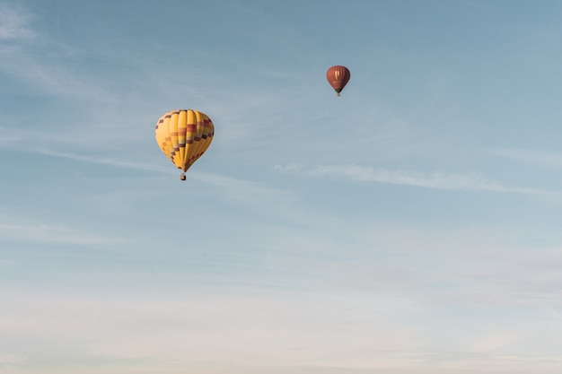 Parachutes volant dans les airs pendant la journée