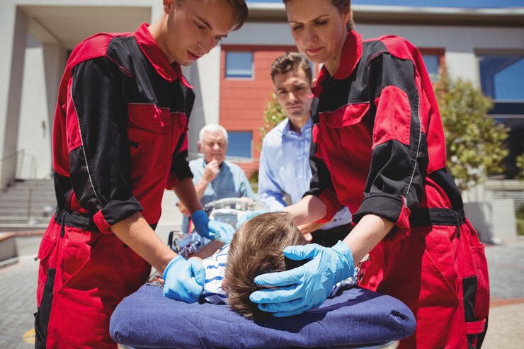 Photo gratuit les paramédics examinent un garçon blessé