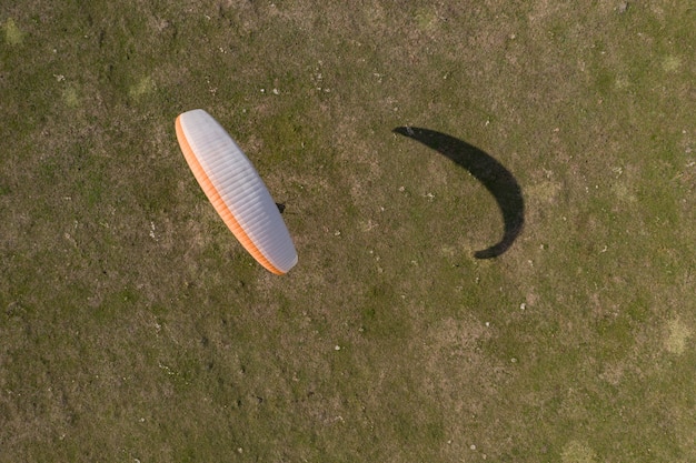 Photo gratuite parapente vue de dessus, il apprend à voler sur un terrain d'avion.