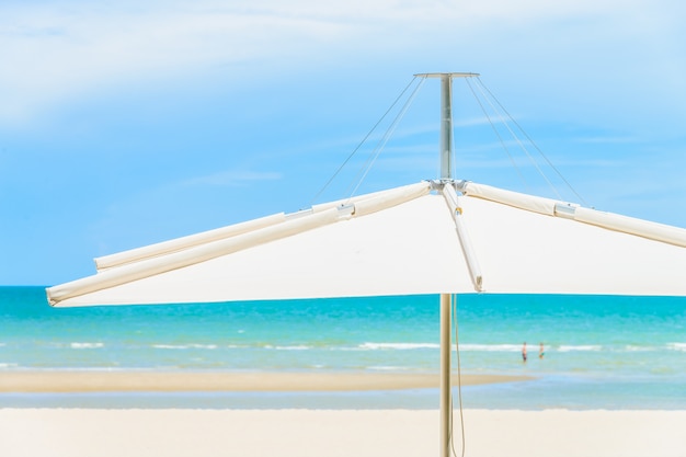 Parapluie et chaise sur la plage