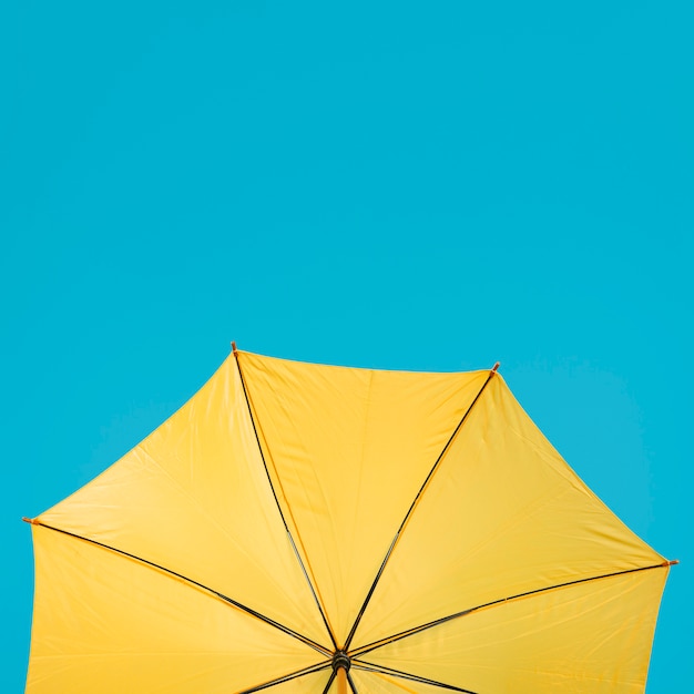 Parapluie jaune copie espace