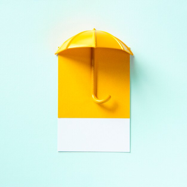 Parapluie jaune jette une ombre