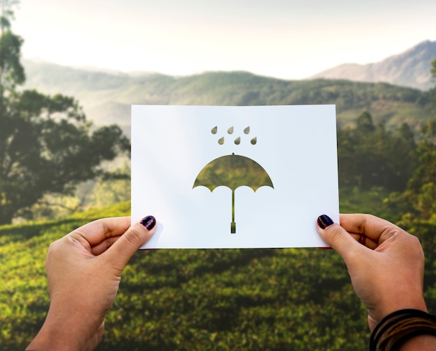 Parapluie en papier perforé de la saison des pluies