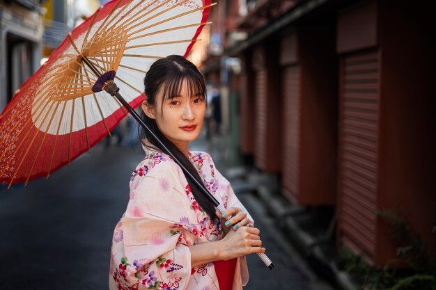 Parapluie wagasa japonais aidé par une jeune femme