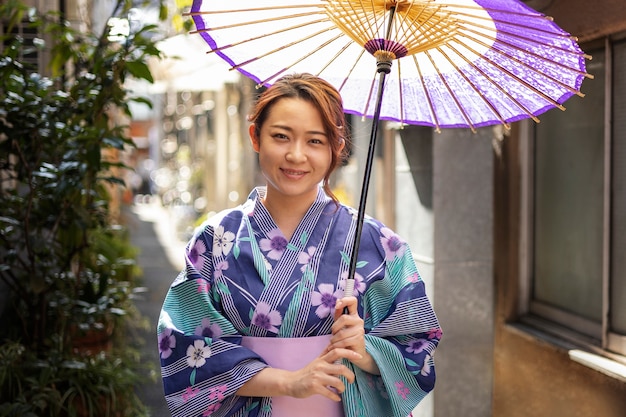 Photo gratuite parapluie wagasa japonais aidé par une jeune femme
