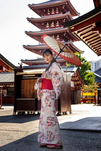 Parapluie wagasa japonais aidé par une jeune femme