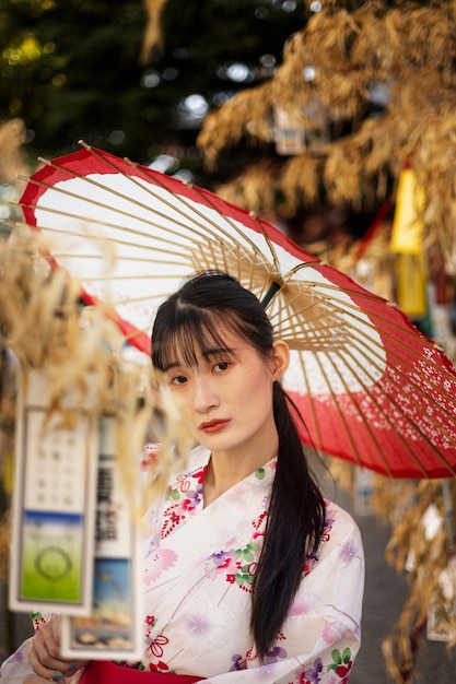 Photo gratuite parapluie wagasa japonais aidé par une jeune femme