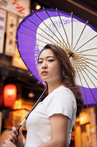 Parapluie wagasa japonais aidé par une jeune femme