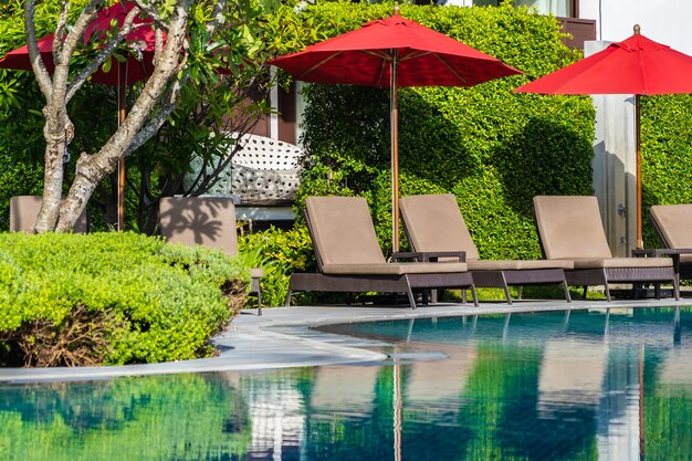 Parapluies et chaises longues autour de la piscine extérieure