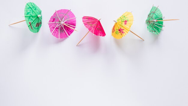 Parapluies cocktail lumineux sur la table