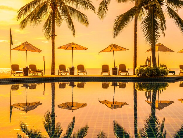 Parasol et chaise autour de la piscine extérieure de luxe