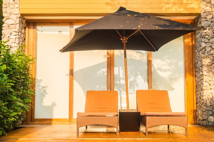 Photo gratuit parasol et chaise autour de la piscine