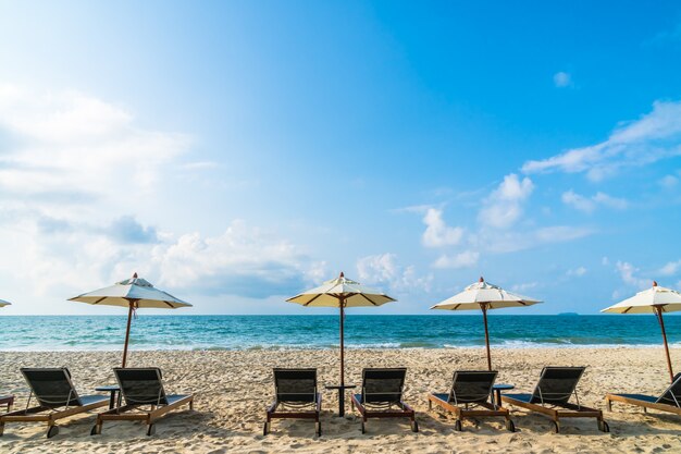 Parasol et chaise sur la plage et la mer