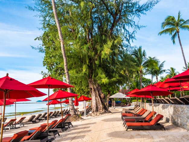 Parasol et chaise sur la plage tropicale mer et océan