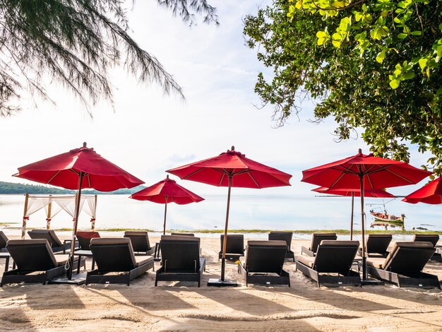 Parasol et chaise sur la plage tropicale mer et océan