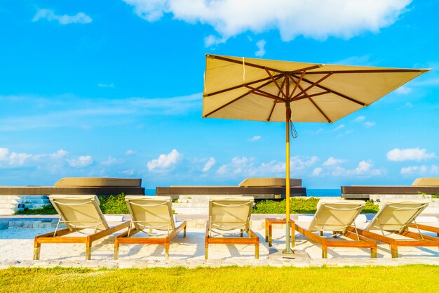 Parasol et chaise avec vue sur la mer