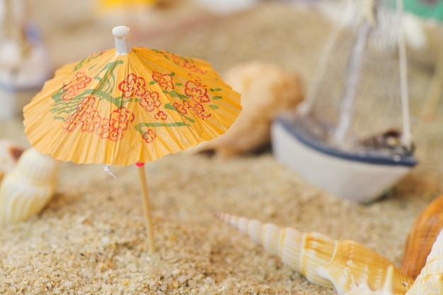 Photo gratuite parasol sur une plage dans un aquarium