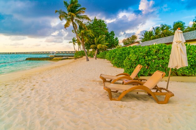 Photo gratuite parasol de soleil en sable