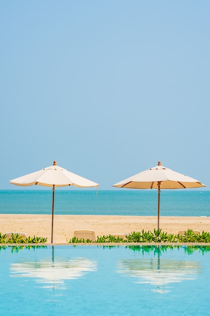 Parasols autour de la piscine extérieure