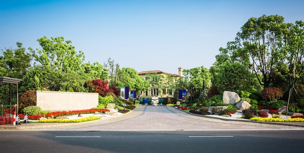 Parc avec des arbres et des fontaines devant le centre d&#39;affaires