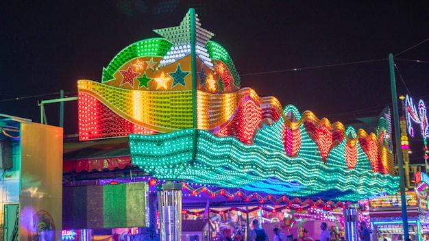 Parc d'attractions rougeoyant plein de gens