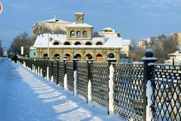 Parc D'hiver Couvert De Neige De Clôture Photo Premium