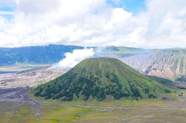  Mont  bromo  volcan actif avec le soleil qui brille java 