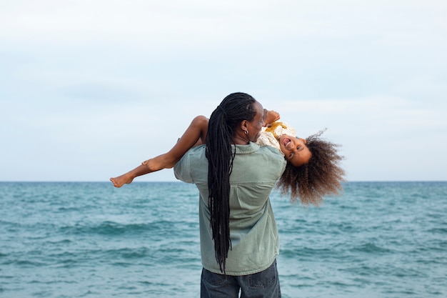 Parent de coup moyen tenant un enfant