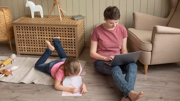 Parent et enfant à la maison sur le sol