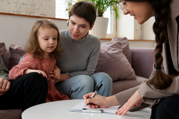 Parent et enfant parlant au psychologue