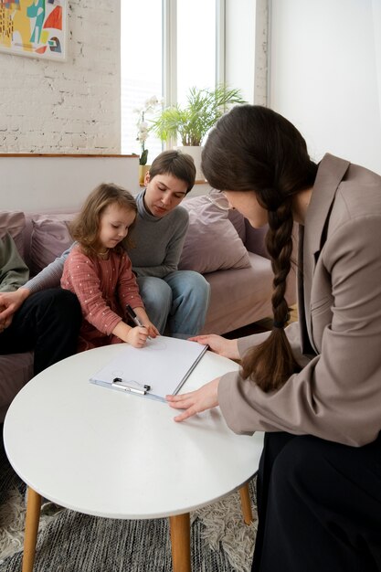 Parent et enfant parlant au psychologue