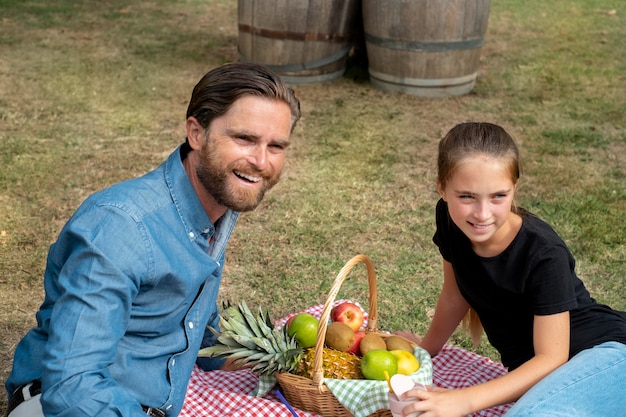 Parent et enfant souriants de plan moyen