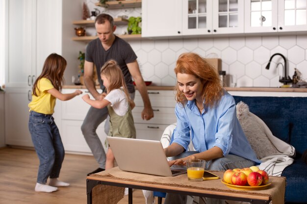 Parent essayant de travailler à la maison entouré d'enfants