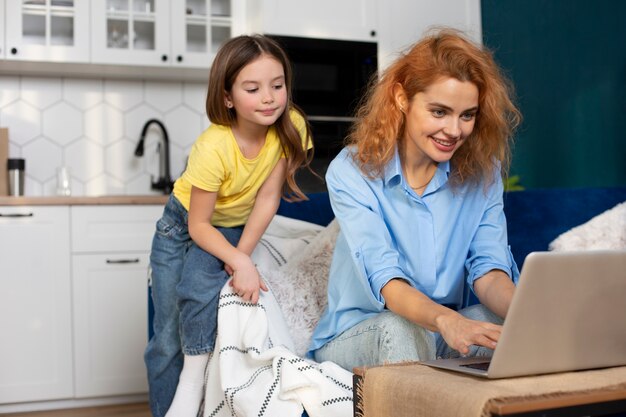 Parent essayant de travailler à la maison entouré d'enfants