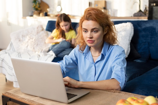 Parent essayant de travailler à la maison entouré d'enfants