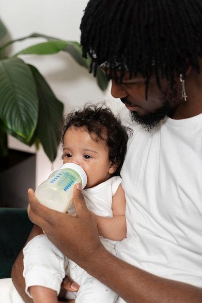 Photo gratuite parent nourrissant son enfant dans les premières années de sa vie