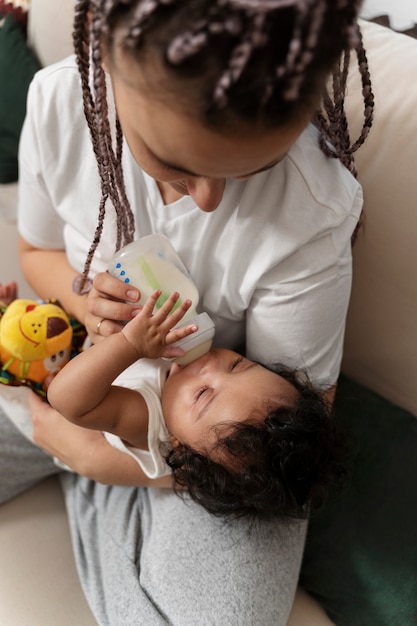 Parent nourrissant son enfant dans les premières années de sa vie