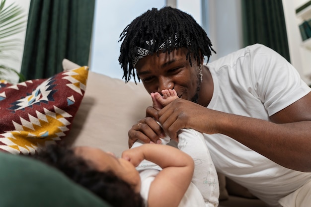 Parent passant du temps avec bébé