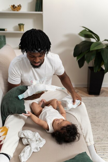 Parent passant du temps avec bébé