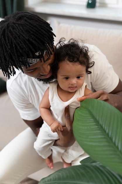 Photo gratuite parent passant du temps avec bébé