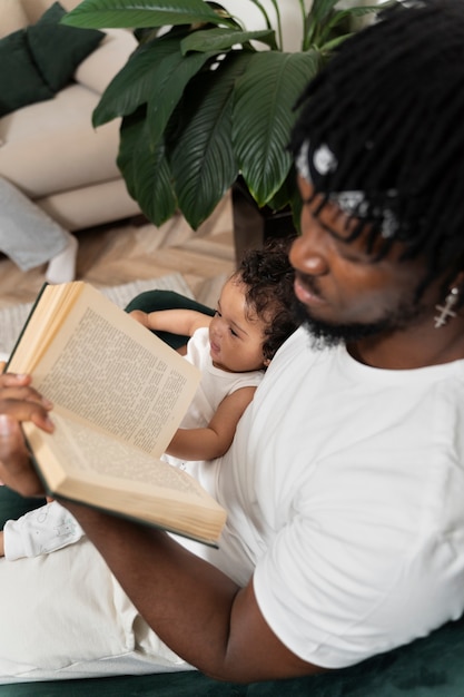 Parent passant du temps avec bébé