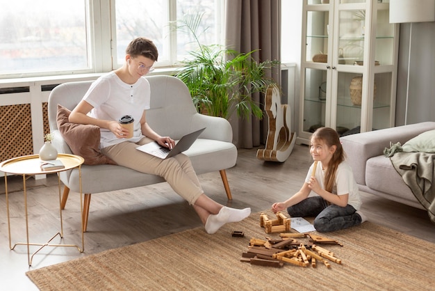 Parent plein coup avec café et ordinateur portable