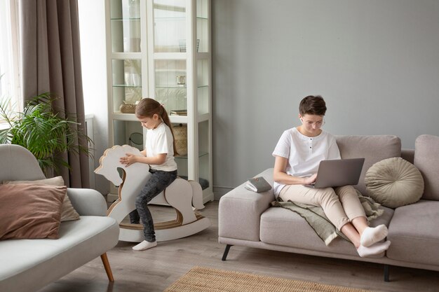 Parent plein coup travaillant à la maison