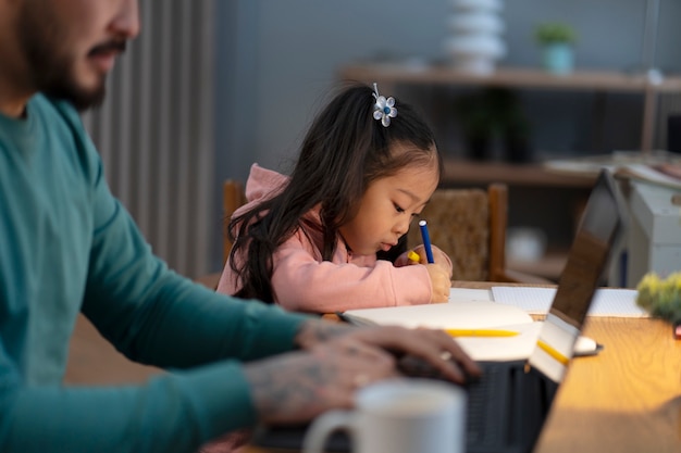 Parent travaillant à distance avec des enfants à la maison