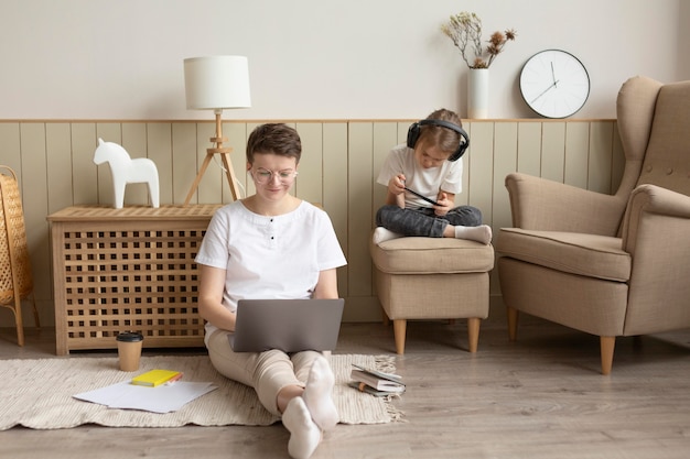 Parent travaillant sur le plancher plein coup