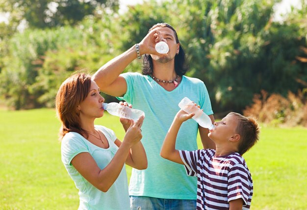 parents avec adolescent en train de boire de l&#39;eau