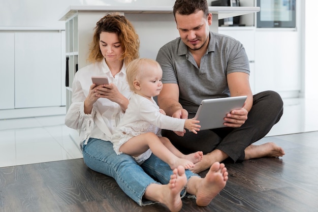 Les parents avec des appareils