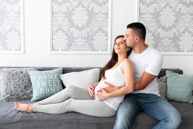 Parents en attente d'un nouveau membre de la famille