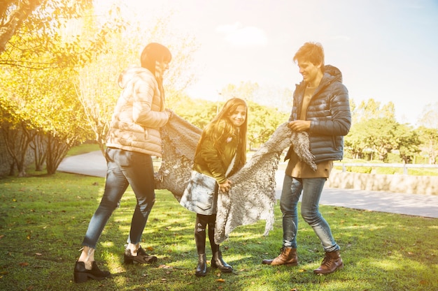 Parents bénéficiant avec leur fille dans le parc